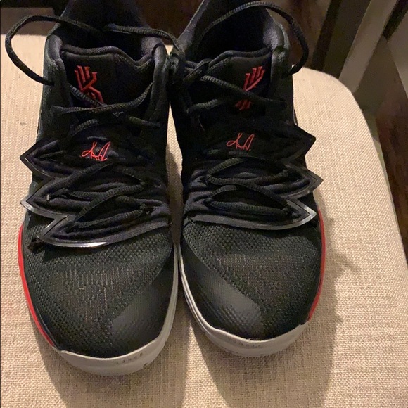 Like *NEW* Kyrie Irving Basketball shoes - Picture 1 of 6
